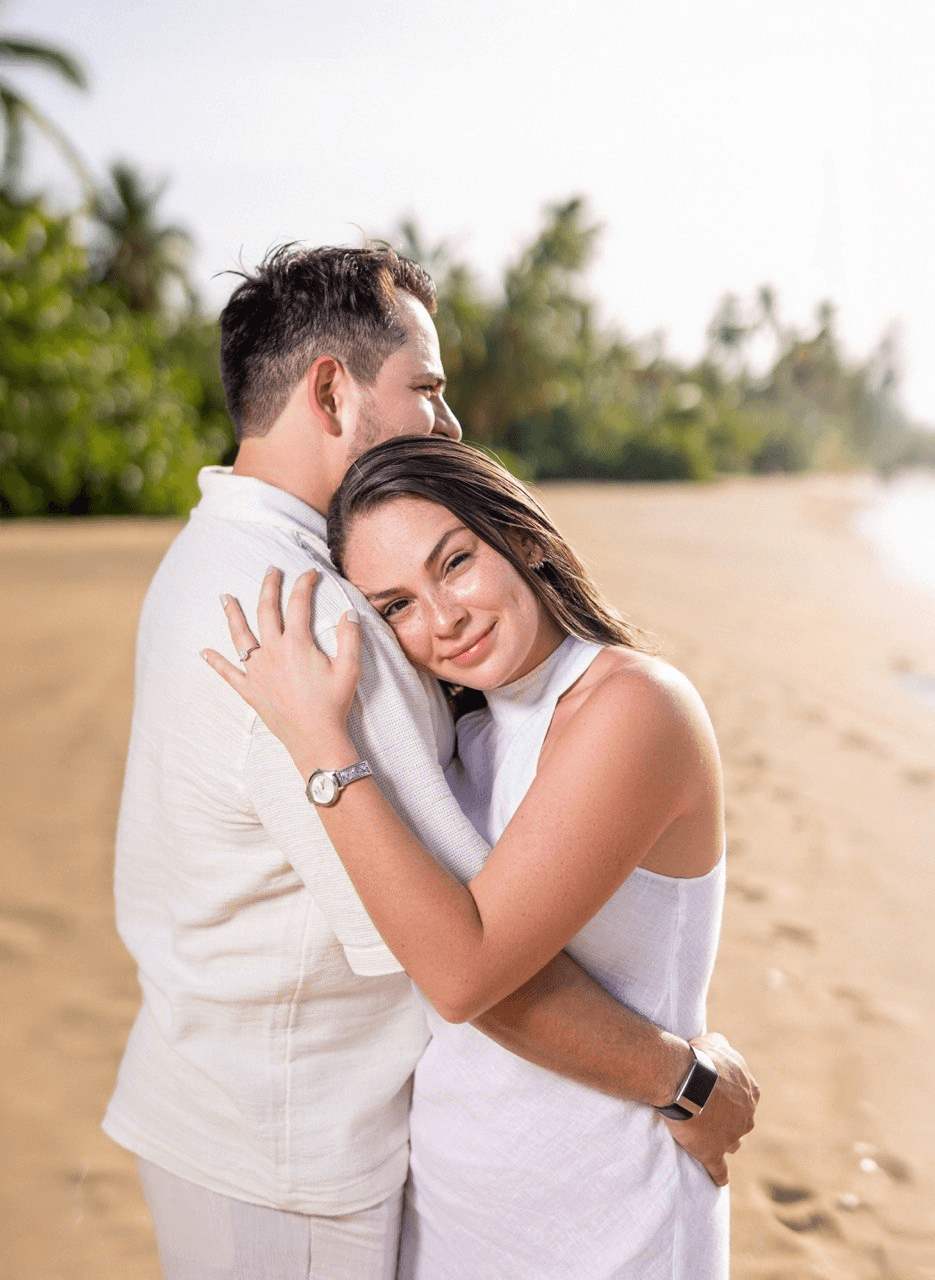Alexandra y Randall abrazados en la playa